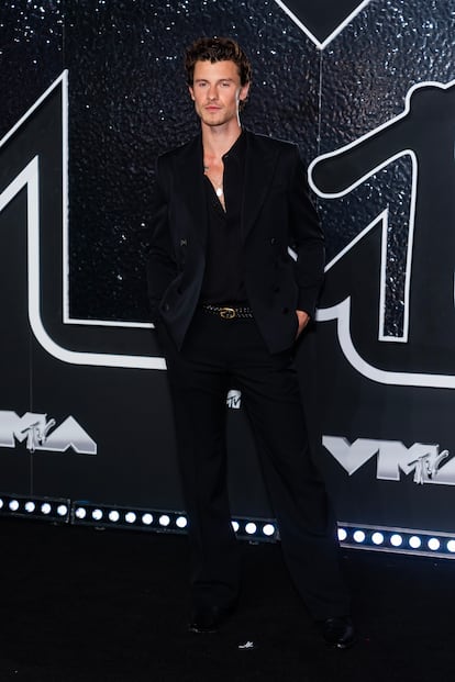 El cantante y compositor canadiense Shawn Mendes, impecable con este traje negro de Dolce & Gabbana. El artista fue uno de los encargados de amenizar la gala con una actuación en directo.