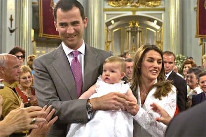 Don Felipe y Doña Letizia han cumplido de esta forma con una antiquísima tradición de la Familia Real española que se remonta al siglo XVII y que hizo que el propio Príncipe fuese presentado ante la Virgen a los pocos días de su nacimiento, al igual que sus hermanas, las Infantas Elena y Cristina.