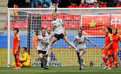 Giulia Gwinn celebra el solitario gol que dio la victoria a Alemania en su primer partido en el Mundial ante China.