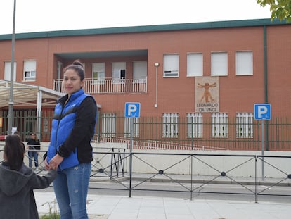 Yessenia Ramos, de 26 años, y su hija, de cuatro años, frente al CEIP Leonardo Da Vinci, en Móstoles.