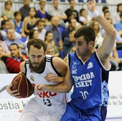 Sergio Rodríguez, con el balón en un momento del partido ante el Gipuzkoa.