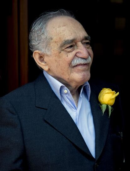 Gabriel Garc&iacute;a M&aacute;rquez celebra su 87 cumplea&ntilde;os con los periodistas en la puerta de su casa de M&eacute;xico el 6 de marzo de 2014.