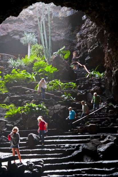 Visitantes en los Jameos del Agua, de César Manrique, en la isla de Lanzarote.