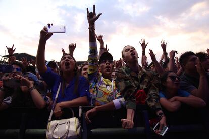 Asistentes al festival de rock Vive Latino 2018 interactúan en la Ciudad de México el día 17 de marzo de 2018. 
