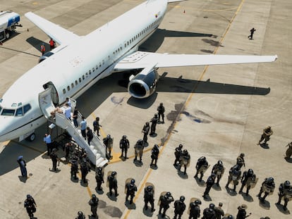 Los venezolanos deportados en el aeropuerto de San Luis Talpa, en El Salvador, este viernes.