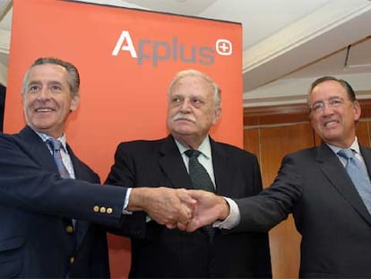 Miguel Blesa, Ricard Fornesa y Antonio Basagoiti (de izquierda a derecha), tras el acuerdo firmado sobre Applus.