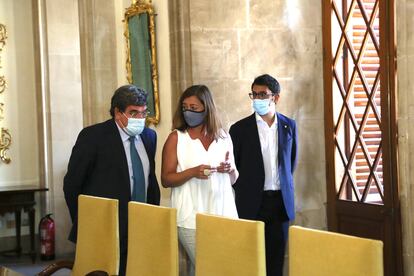 La presidenta del Govern, Francina Armengol (centro), junto al ministro de Inclusión, Seguridad Social y Migraciones, José Luis Escrivá (izquierda) y el conseller de Modelo Económico, Turismo y Trabajo, Iago Negueruela.