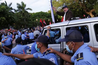 El presidente nicaragüense, Daniel Ortega, saluda a sus seguidores a su llegada a la Plaza de la Revolución para pronunciar un discurso con motivo del 42 aniversario de la Revolución Sandinista, en Managua, Nicaragua.