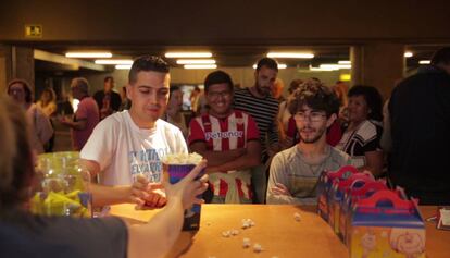 Jugadores y aficionados del Athletic Club Fundazioa en el pase de Toy Story 4 en los cines Golem Alhóndiga de Bilbao.