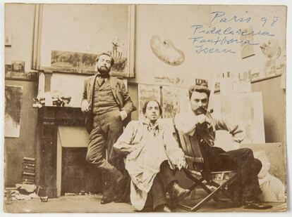 Marià Pidelaserra, Emili Fontbona i Pere Ysern, al seu estudi de París, enre el 1899 i el 1901.