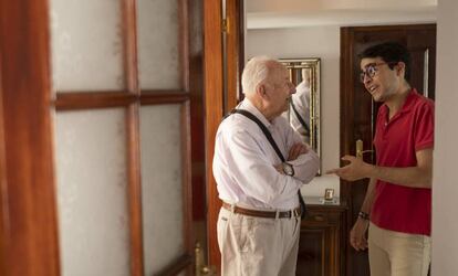 Luis Francisco Rodríguez y Sergio Corchero conversan en la casa del primero en Sevilla. 