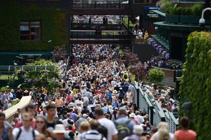 Visitantes ingresan al recinto del club de tenis The All England Tennis Club durante el tercer día del torneo de Wimbledon en Londres (Reino Unido), el 3 de julio de 2019.