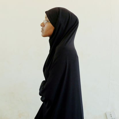 Monira Ali Ahmed, somalí de 22 años. Ha sido dos veces refugiada, a causa de la guerra en ambas ocasiones. Salió de Somalia hacia Yemen y ahora ha tenido que volver a Etiopía. En Yemen estaba en la universidad, terminando su carrera de empresariales, pero tuvo que huir con su familia hacia Etiopía sin su certificado de estudios. Está en Kobe desde hace tres meses y siente que su vida está totalmente parada. “Estaba estudiando y caminando en mi futuro y ahora me encuentro aquí, en el campo de refugiados, donde no puedo hacer nada”. 