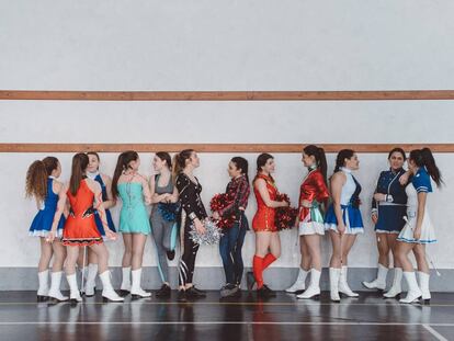 Las Sailors Majorettes de Scafati charlan durante el descanso de una clase, en el instituto Bartolo Longo de Pompeya.