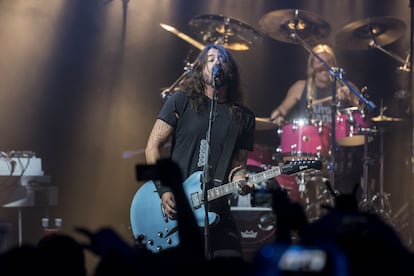 Una actuación sorpresa que ha tenido en vilo a centenares de fans de todas las edades. A diferencia de tantas formaciones generacionales, Foo Fighters es una banda que no ha parado de incorporar público a medida que su sonido vertiginoso y aguerrido congrega a tanto puristas del rock como a simples aficionados.