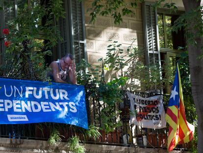 Un vecino, en Barcelona, en su balcón con banderas independentistas.