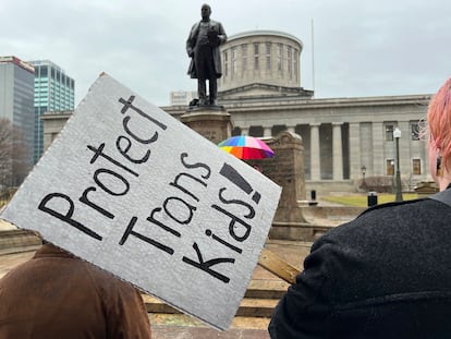 Manifestantes por los derechos de las personas transgénero protestan frente al Senado de Ohio este 24 de enero.