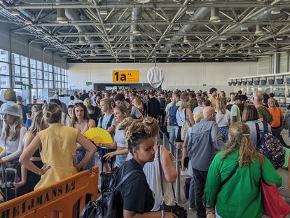 Colas en el control de seguridad del aeropuerto de Schiphol, Ámsterdam, el pasado 19 de julio.