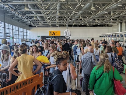 Colas en el control de seguridad del aeropuerto de Schiphol, Ámsterdam, el pasado 19 de julio.