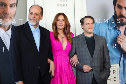 De izquierda a derecha, Luca Guadagnino, Julia Roberts y Michael Stuhlbarg en el primer pase de 'Caza de brujas' en Los Ángeles, California, el 4 de octubre de 2025.