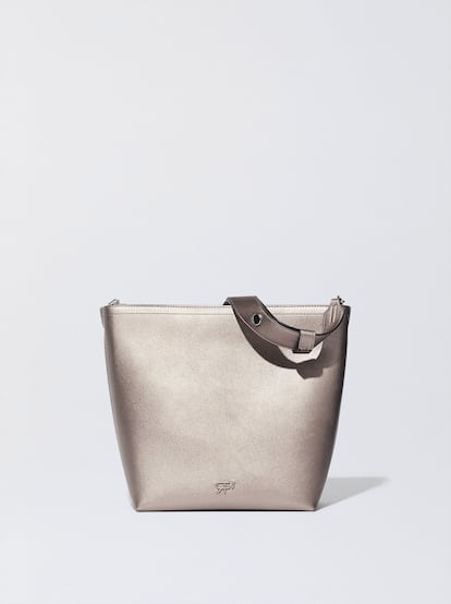 Dale un toque sofisticado a tu día a día con este bolso metalizado de Parfois. Un diseño clásico y atemporal con un color que levantará tus looks más cotidianos. 23,99 euros.