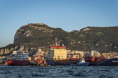 Uno de los negocios más importantes de Gibraltar es el bunkering, el avituallamiento y repostaje de grandes buques en mitad de la bahía. Una práctica alegal y que supone un gran riesgo medioambiental en la bahía de Algeciras.