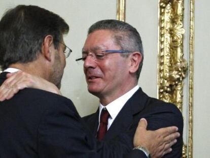 Catalá recibe la felicitación de Gallardón tras su toma de posesión como ministro de Justicia
