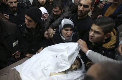 La madre de Odai Irsheid, asesinado durante enfrentamientos con el ejército israelí, llora su muerte durante su funeral celebrado en la ciudad cisjordana de Hebrón (Palestina).