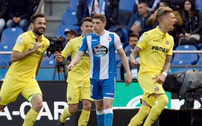 Samu Castillejo y Mario Gaspar celebran el primer gol del Villarreal ante la desolación del deportivista Fede Valverde.