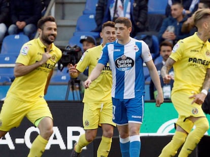 Samu Castillejo y Mario Gaspar celebran el primer gol del Villarreal ante la desolación del deportivista Fede Valverde.
