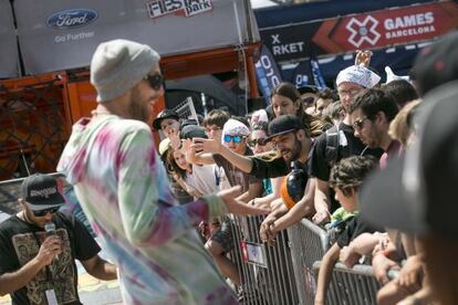 Unos de los deportistas atiende al público de X Games.