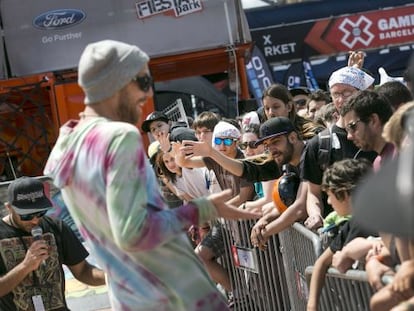 Unos de los deportistas atiende al p&uacute;blico de X Games.