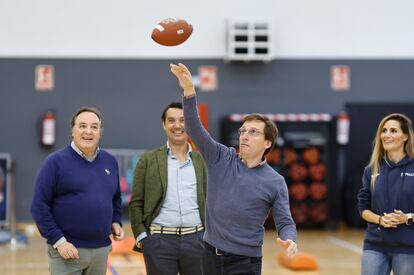 El alcalde de Madrid, José Luis Martínez-Almeida (c), participa en el entrenamiento que el equipo de los Chicago Bears de la Liga NFL organizó para los niños el pasado viernes en Go Fit Vallehermoso en Madrid.