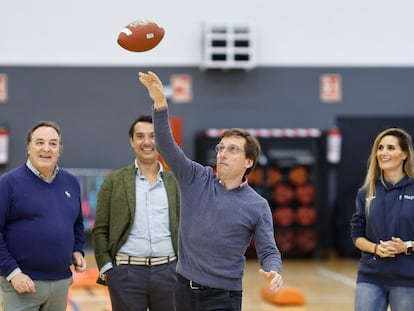 El alcalde de Madrid, José Luis Martínez-Almeida (c), participa en el entrenamiento que el equipo de los Chicago Bears de la Liga NFL organizó para los niños el pasado viernes en Go Fit Vallehermoso en Madrid.