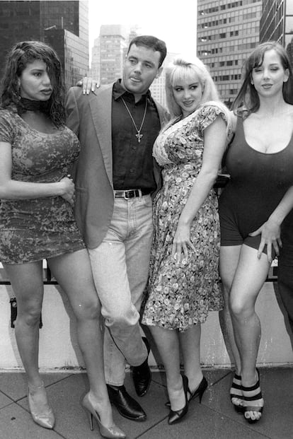 John Wayne Bobbitt, con sus compañeras actrices Veronica Brazil, Tiffany Lords y Letha Weapons.