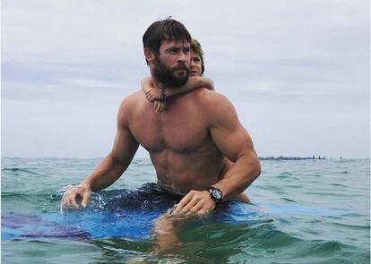 Chris Hemsworth con uno de sus hijos a la espalda. Si hay varios tipos de nueva masculinidad, una de ellas la representa el actor australiano.