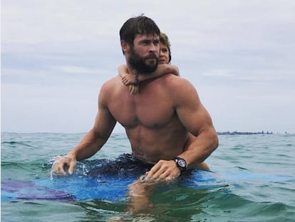 Chris Hemsworth con uno de sus hijos a la espalda. Si hay varios tipos de nueva masculinidad, una de ellas la representa el actor australiano.