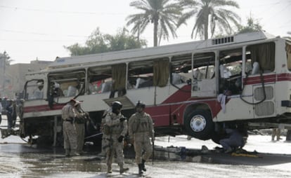 Un autobús destrozado por la explosión de un coche bomba en la ciudad santa iraquí de Kerbala.