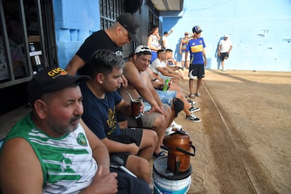 Espectadores de un partido de Piki Voley beben mate durante un juego, en San Martin, provincia de Buenos Aires. 