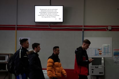 Una pantalla avisa de la suspensión de la actividad docente en la Facultad de Ciencias de la Información en la Universidad Complutense, este martes.