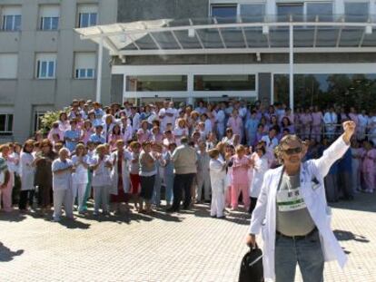 Protesta de los trabajadores del Hospital Donostia contra los recortes, ayer delante del centro sanitario.