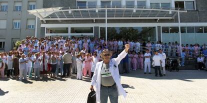 Protesta de los trabajadores del Hospital Donostia contra los recortes, ayer delante del centro sanitario.