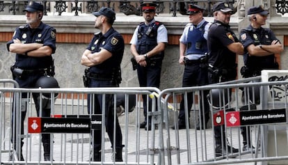 Policías nacionales y 'mossos' protegen la Delegación del Gobierno en Barcelona días antes del referéndum ilegal del 1-O en 2017.