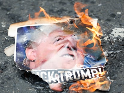 Un cartel con la imagen de Donald Trump quemado durante una manifestación en Panamá el 23 de diciembre.