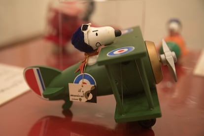 Un muñeco de Snoopy en su Sopwith Camel en la exposición.