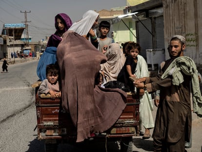 Una familia huye de su vecindario de Kandahar durante los combates entre los talibanes y el Ejército, el 10 de agosto.