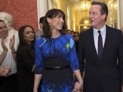 El primer ministro británico, David Cameron, y su mujer, Samantha, ayer en la sede de Downing Street.