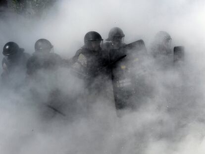 Antidisturbios simulan una intervención por una manifestación no autorizada, en el marco del ejercicio estatal FPEX-17 de la Fuerza de Protección de la Armada, en Ferrol, España.