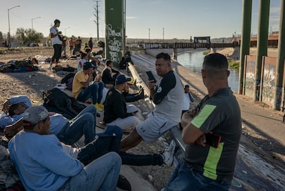 Un grupo de migrantes venezolanos acampa bajo un puente fronterizo en Ciudad Juárez, el 21 de octubre de 2022.