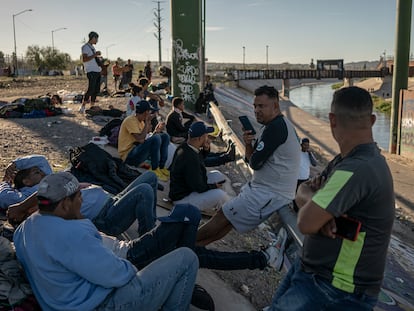 Un grupo de migrantes venezolanos acampa bajo un puente fronterizo en Ciudad Juárez, el 21 de octubre de 2022.